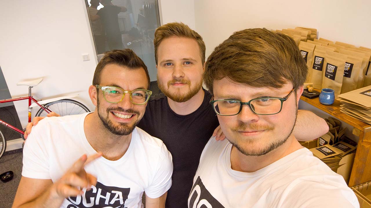 Das Foto zeigt die Belegschaft der Ocha Ocha GmbH: Gründer Christopher Gogolin (links), Creative Director Fabian Kozdon (Mitte) und Chief Media Officer Denny Sachs (rechts) - Juni 2021