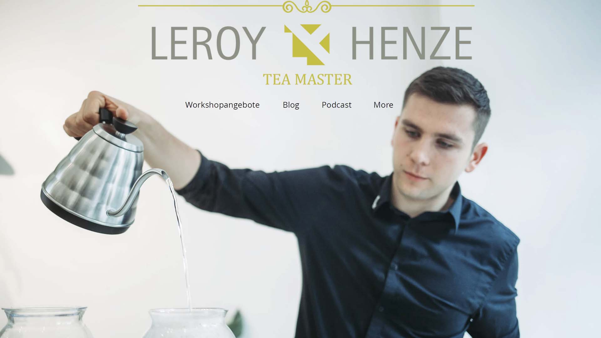 Tea Master Leroy Henze hält eine Teekanne mit heißem Wasser hoch, um Teekaraffen damit zu befüllen und Tee aufzubrühen.