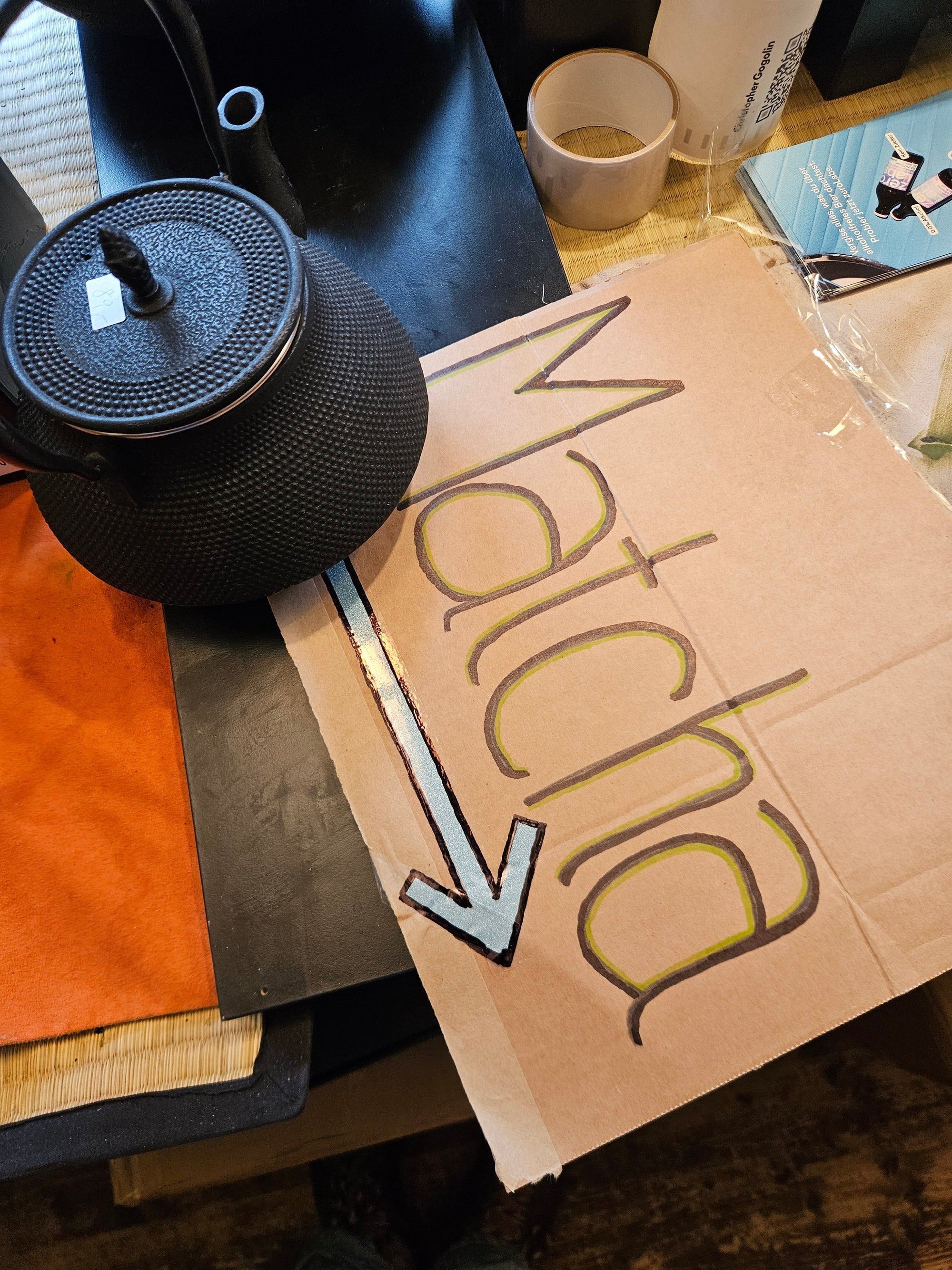 Matcha Schild und japanische Gusseiserne Teekanne