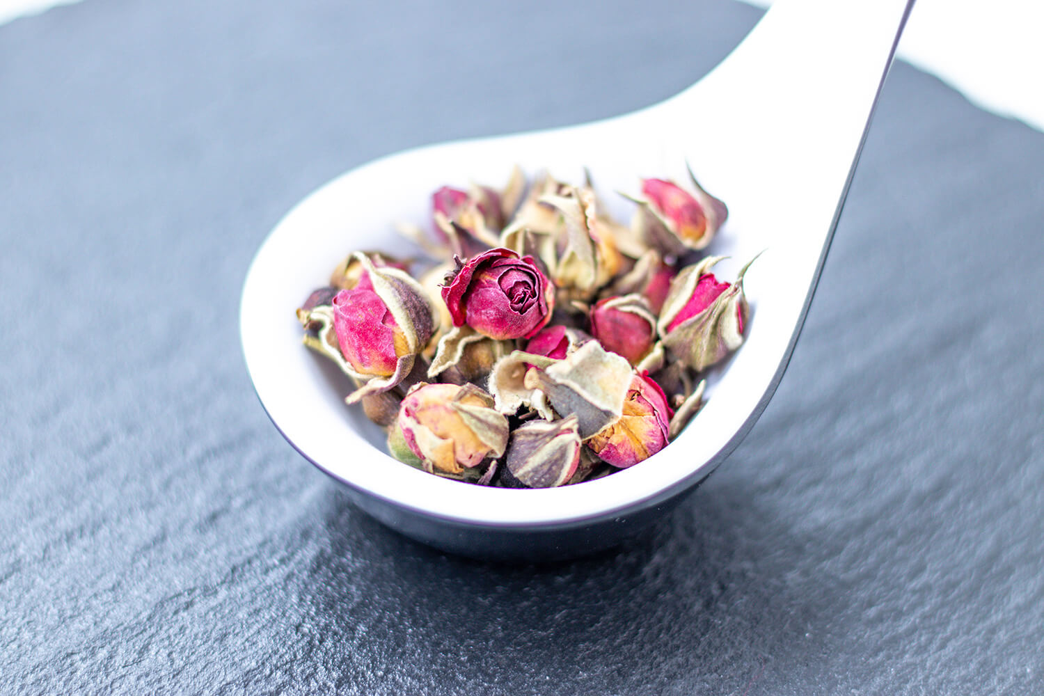 Wie schmeckt Rosentee? Blumen zum Trinken