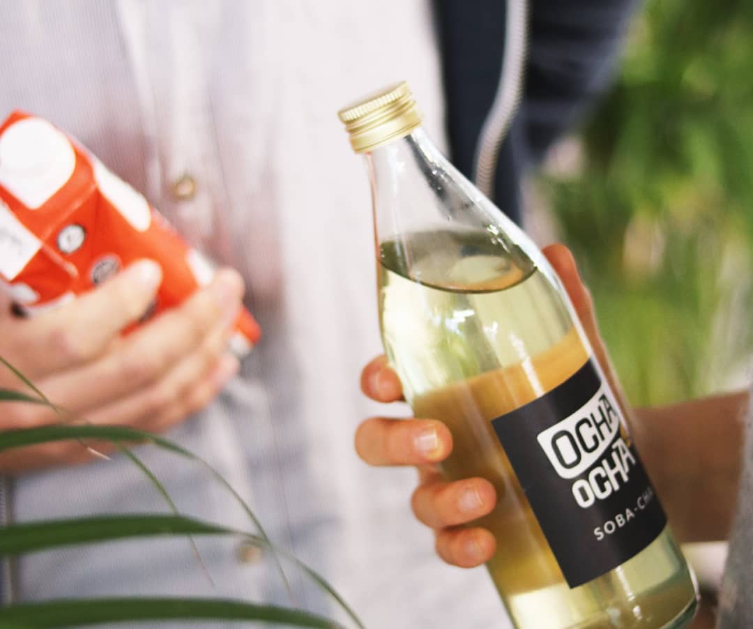 Ocha-Ocha Glasflasche. Frisch gebrühter Tee